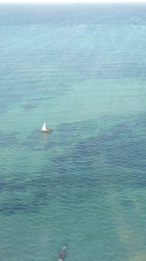 Tanzanya, dikey video - tekne, Zanzibar kıyısı yakınlarında okyanusta kayıklar, hava manzarası