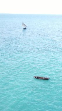 Tanzanya, dikey video - tekne, Zanzibar kıyısı yakınlarında okyanusta kayıklar, hava manzarası