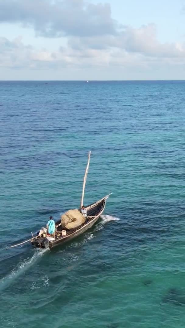 Танзания, вертикальное видео - лодка, лодки в океане у берегов Занзибара, вид с воздуха — стоковое видео