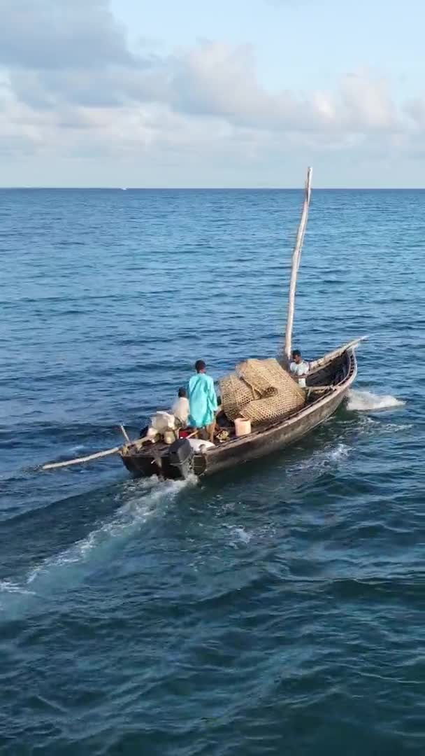 Tanzania, video vertical - barcă, bărci în ocean lângă coasta Zanzibar, vedere aeriană — Videoclip de stoc