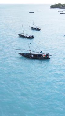 Tanzanya, dikey video - tekne, Zanzibar kıyısı yakınlarında okyanusta kayıklar, hava manzarası