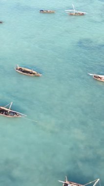 Tanzanya, dikey video - tekne, Zanzibar kıyısı yakınlarında okyanusta kayıklar, hava manzarası