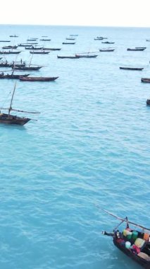 Tanzanya, dikey video - tekne, Zanzibar kıyısı yakınlarında okyanusta kayıklar, hava manzarası