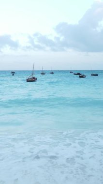 Tanzanya, dikey video - tekne, Zanzibar kıyısı yakınlarında okyanusta kayıklar, hava manzarası