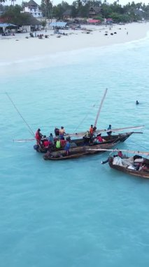 Tanzanya, dikey video - tekne, Zanzibar kıyısı yakınlarında okyanusta kayıklar, hava manzarası