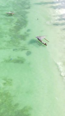 Tanzanya, dikey video - tekne, Zanzibar kıyısı yakınlarında okyanusta kayıklar, hava manzarası