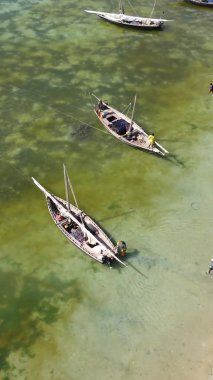 Tanzanya, dikey video - tekne, Zanzibar kıyısı yakınlarında okyanusta kayıklar, hava manzarası