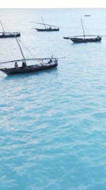 Tanzanya, dikey video - tekne, Zanzibar kıyısı yakınlarında okyanusta kayıklar, hava manzarası