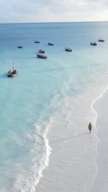 Tanzanya, dikey video - tekne, Zanzibar kıyısı yakınlarında okyanusta kayıklar, hava manzarası
