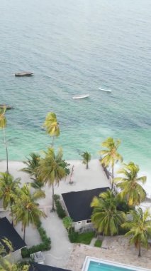 Tanzanya, dikey video - tekne, Zanzibar kıyısı yakınlarında okyanusta kayıklar, hava manzarası