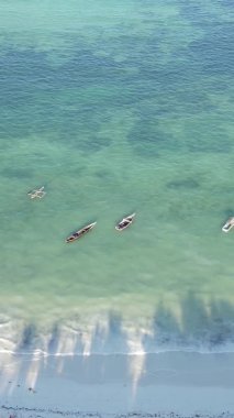Tanzanya, dikey video - tekne, Zanzibar kıyısı yakınlarında okyanusta kayıklar, hava manzarası
