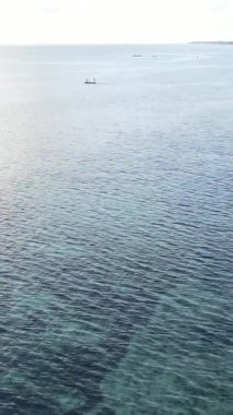 Tanzanya, dikey video - tekne, Zanzibar kıyısı yakınlarında okyanusta kayıklar, hava manzarası