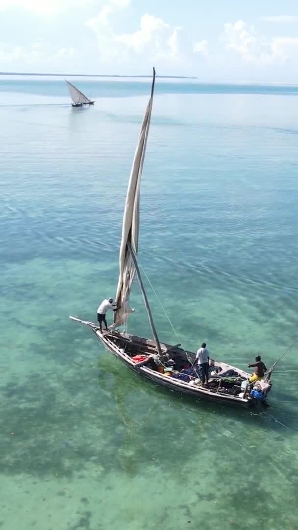 Tanzanie, vertikální video - loď, lodě v oceánu u pobřeží Zanzibaru, letecký výhled