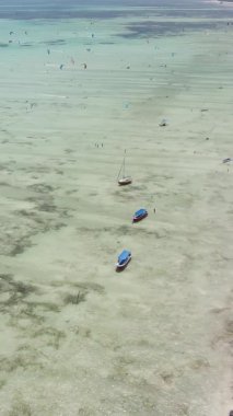 Zanzibar, Tanzanya - kıyıya yakın okyanusun dikey videosu, yavaş çekim