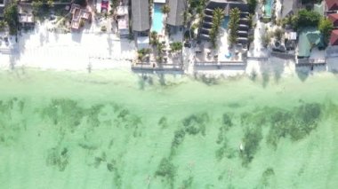 Zanzibar, Tanzanya - kıyıya yakın okyanusun dikey videosu, yavaş çekim