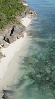 Zanzibar, Tanzanya - kıyıya yakın okyanusun dikey videosu, yavaş çekim