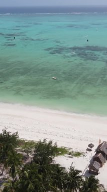Zanzibar, Tanzanya - kıyıya yakın okyanusun dikey videosu, yavaş çekim