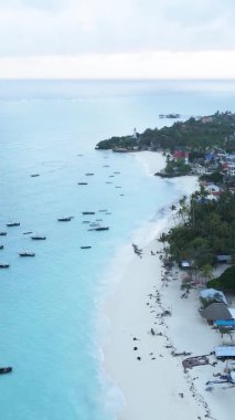 Zanzibar, Tanzanya - kıyıya yakın okyanusun dikey videosu, yavaş çekim