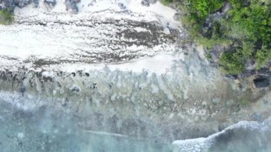 Zanzibar, Tanzanya - kıyıya yakın okyanusun dikey videosu, yavaş çekim