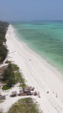 Zanzibar, Tanzanya - kıyıya yakın okyanusun dikey videosu, yavaş çekim
