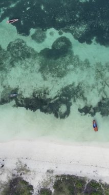 Zanzibar, Tanzanya - kıyıya yakın okyanusun dikey videosu, yavaş çekim