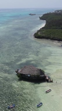 Zanzibar, Tanzanya - okyanusta ayaklıklar üzerinde dikey video evi, yavaş çekim