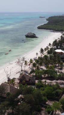 Zanzibar, Tanzanya - okyanusta ayaklıklar üzerinde dikey video evi, yavaş çekim