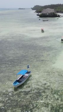 Zanzibar, Tanzanya - okyanusta ayaklıklar üzerinde dikey video evi, yavaş çekim