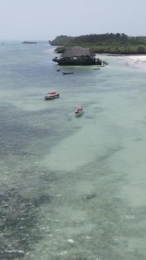 Zanzibar, Tanzanya - okyanusta ayaklıklar üzerinde dikey video evi, yavaş çekim