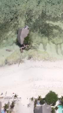 Zanzibar, Tanzanya - okyanusta ayaklıklar üzerinde dikey video evi, yavaş çekim