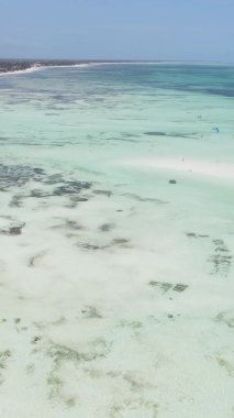 Zanzibar, Tanzanya - kıyıya yakın okyanusta alçak gelgitin dikey videosu, yavaş çekim