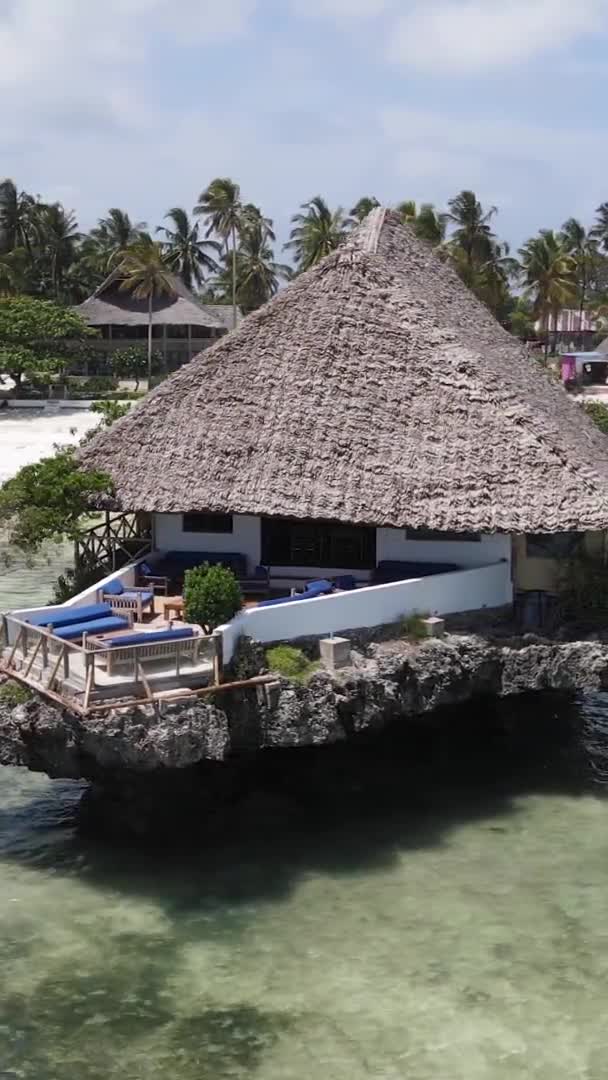 Zanzibar Tanzania Vertikalt Videohus Styltor Havet Vid Kusten Slow Motion — Stockvideo