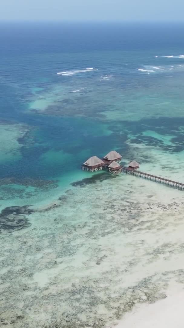 Zanzibar Tanzânia Casa Vídeo Vertical Palafitas Oceano Costa Câmera Lenta — Vídeo de Stock