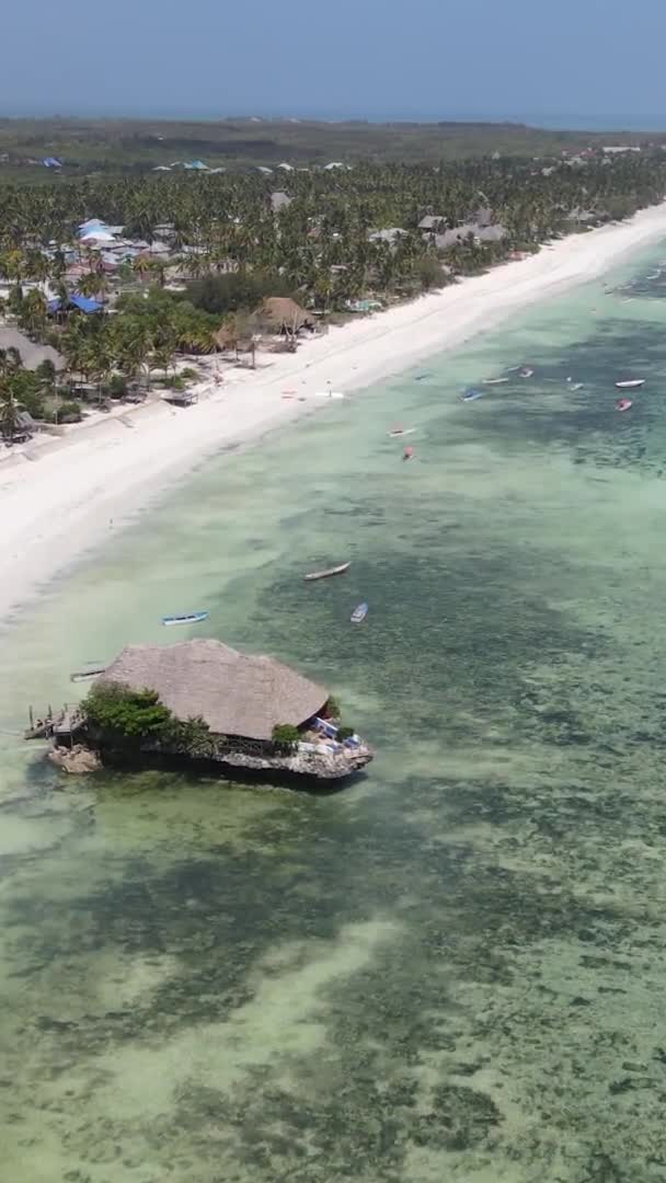 Zanzibar Τανζανία Κατακόρυφο Σπίτι Βίντεο Ξυλοπόδαρα Στον Ωκεανό Στην Ακτή — Αρχείο Βίντεο