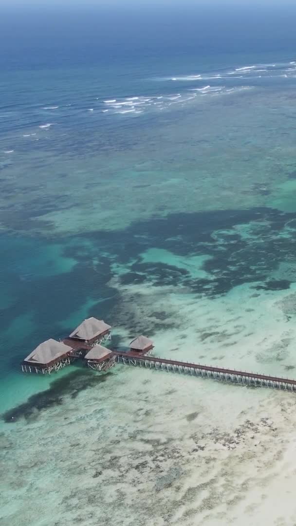 Zanzibar Tanzânia Casa Vídeo Vertical Palafitas Oceano Costa Câmera Lenta — Vídeo de Stock