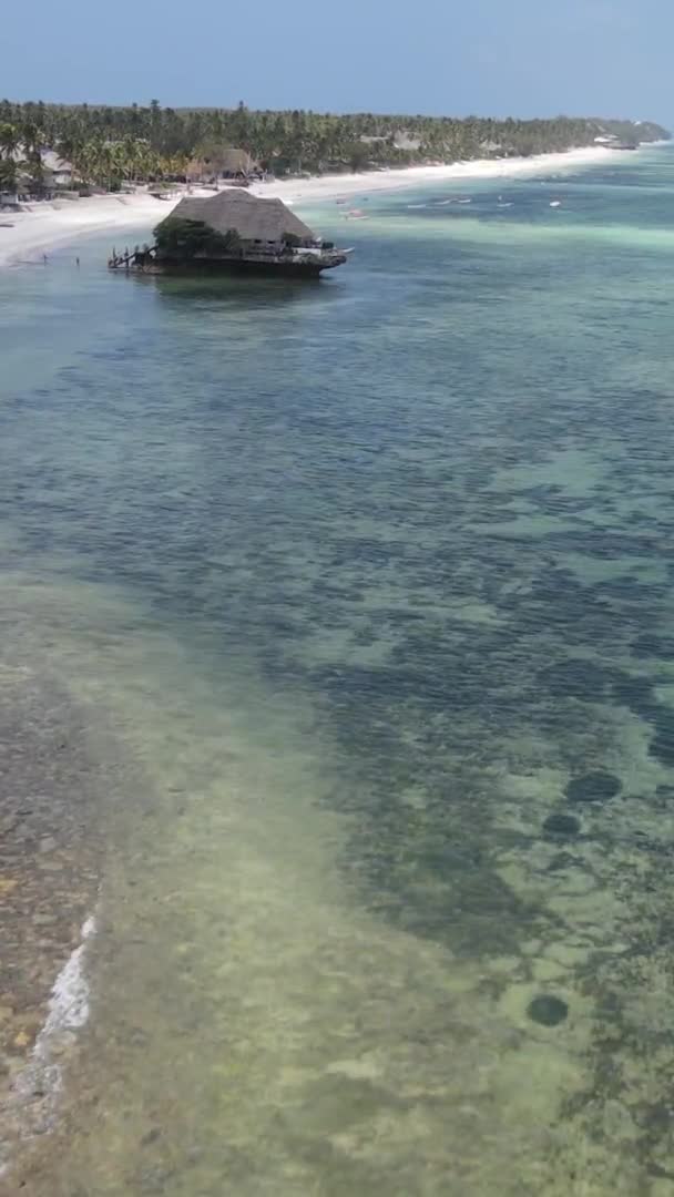 Zanzibar Tanzania Pionowy Dom Wideo Szczudłach Oceanie Wybrzeżu Zwolnione Tempo — Wideo stockowe