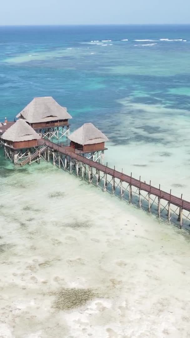 Zanzibar Tanzanie Vertikální Video Dům Chůdách Oceánu Pobřeží Zpomalení — Stock video