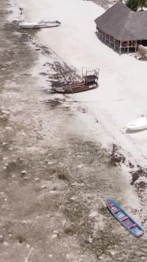 Zanzibar, Tanzanya - kıyıya yakın okyanusta alçak gelgitin dikey videosu, yavaş çekim