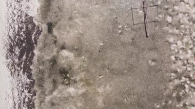 Zanzibar, Tanzanya - kıyıya yakın okyanusta alçak gelgitin dikey videosu, yavaş çekim