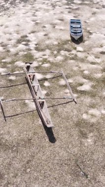 Zanzibar, Tanzanya - kıyıya yakın okyanusta alçak gelgitin dikey videosu, yavaş çekim