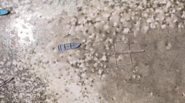 Zanzibar, Tanzanya - kıyıya yakın okyanusta alçak gelgitin dikey videosu, yavaş çekim