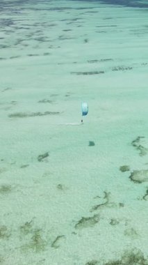 Zanzibar, Tanzanya - okyanus kıyısında dikey video uçurtmaları, yavaş çekim