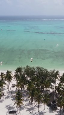 Zanzibar, Tanzanya - okyanus kıyısında dikey video uçurtmaları, yavaş çekim