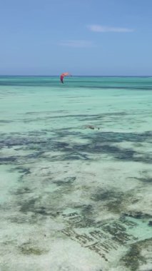 Zanzibar, Tanzanya - okyanus kıyısında dikey video uçurtmaları, yavaş çekim