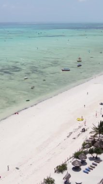 Zanzibar, Tanzanya - okyanus kıyısında dikey video uçurtmaları, yavaş çekim