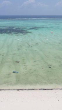 Zanzibar, Tanzanya - okyanus kıyısında dikey video uçurtmaları, yavaş çekim