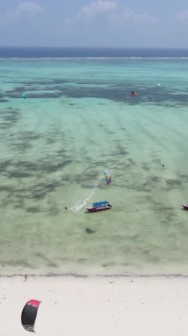 Zanzibar, Tanzanya - okyanus kıyısında dikey video uçurtmaları, yavaş çekim
