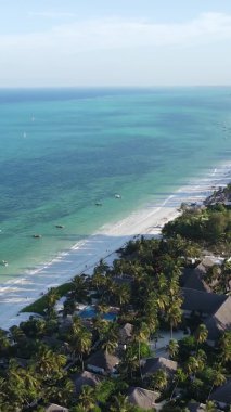 Zanzibar, Tanzanya - kıyıya yakın okyanusun dikey videosu, yavaş çekim
