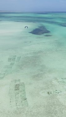 Zanzibar, Tanzanya - kıyıya yakın okyanusun dikey videosu, yavaş çekim