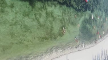 Zanzibar, Tanzanya - kıyıya yakın okyanusun dikey videosu, yavaş çekim